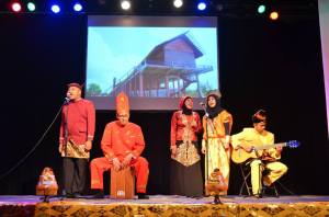 Medley of traditional songs in Indonesia. Cak Uncang from West Borneo, Rek Ayo Rek from East Java, and Apuse from Papua (PPI Utrecht)