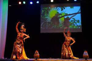 Cendrawasih Dance from Bali performed by Ratih and Tata (PPI Utrecht)
